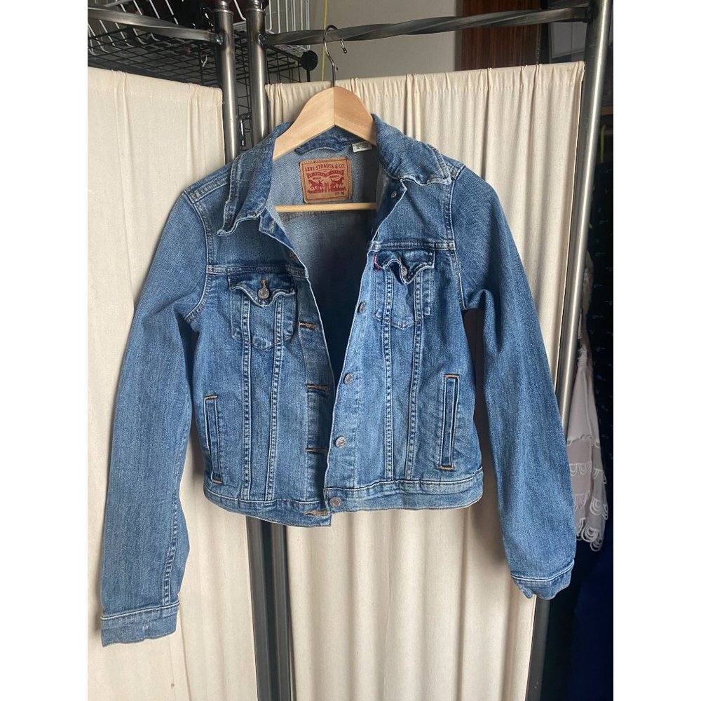 EUC Levi's Light Denim Women's M Jean Jacket Crop Cute Perfect Fit